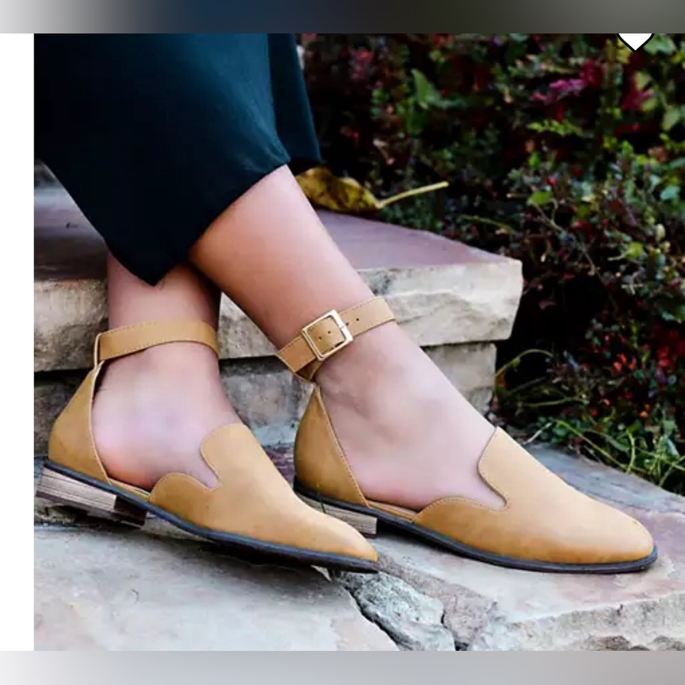 Journee Collection Womens Loreta Flat in Wide Widths Ankle Strap in Mustard 7WD